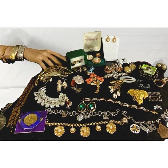 Estate Jewelry - VTG  Art Deco Victorian jewelry 75 PC lot BAG Shell Cameo Brooches Florenza Krem